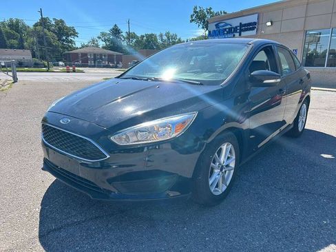 Used 2017 Ford Focus SE FWD image 1