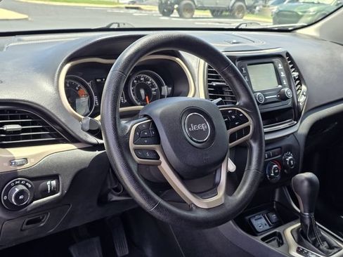 Used 2018 Jeep Cherokee Latitude FWD image 21