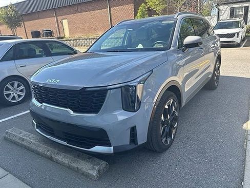 Used 2025 Kia Sorento EX w/ Panoramic Sunroof Package image 10