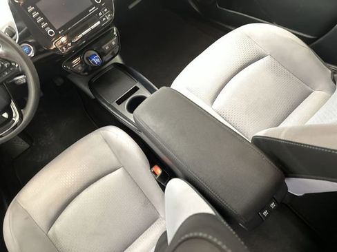 Used 2022 Toyota Prius LE image 24