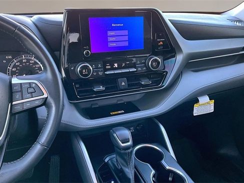 Used 2023 Toyota Highlander XLE image 9