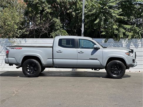 Used 2020 Toyota Tacoma TRD Sport w/ TRD Premium Sport Package AWD/4WD image 13