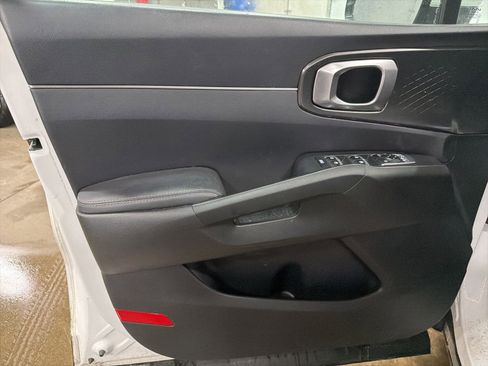 Used 2025 Kia Sorento EX w/ EX Panoramic Sunroof Package image 9
