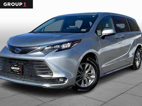 Used 2025 Toyota Sienna XLE image 1