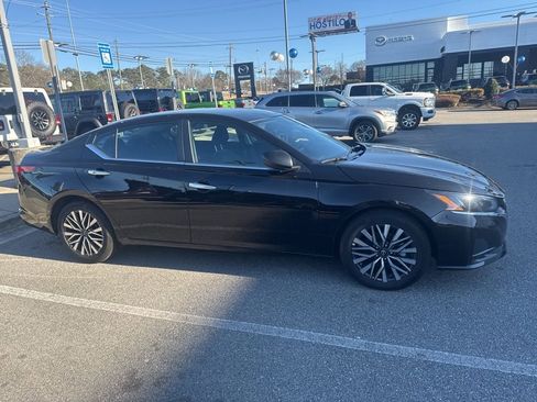 Used 2025 Nissan Altima 2.5 SV image 11