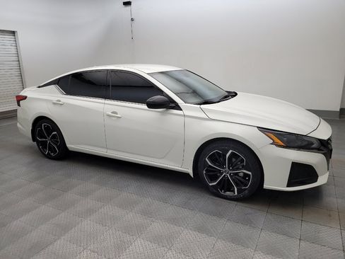 Used 2023 Nissan Altima 2.5 SR FWD image 11