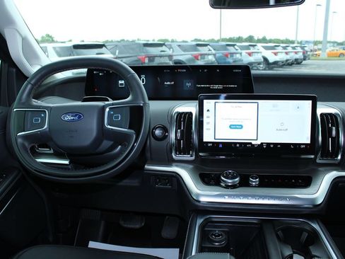 Used 2025 Ford Expedition Platinum w/ Driver's Package AWD/4WD image 35