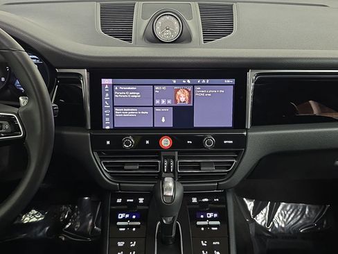 Certified 2026 Porsche Macan AWD/4WD image 16