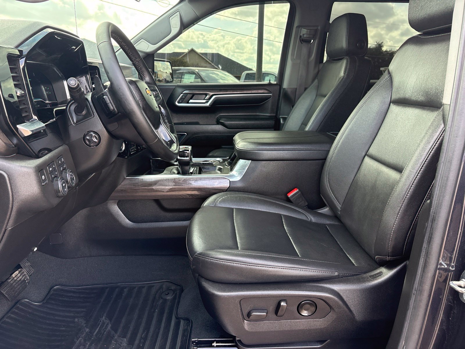 Used 2024 Chevrolet Silverado 1500 LTZ w/ LTZ Convenience Package II AWD/4WD image 15