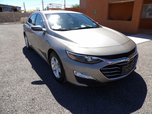 Used 2022 Chevrolet Malibu LT FWD image 2