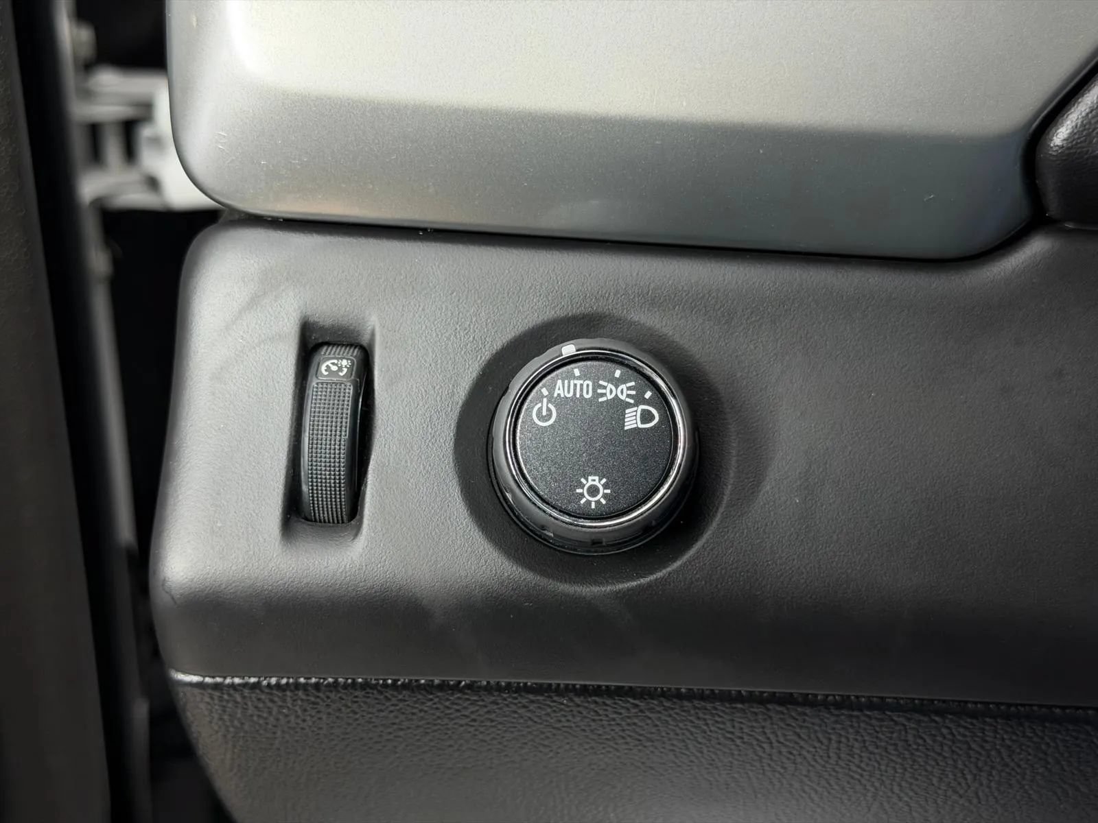 Used 2015 Chevrolet Suburban LT RWD image 37