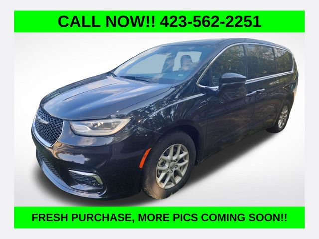 Used 2025 Chrysler Pacifica Select FWD image 1