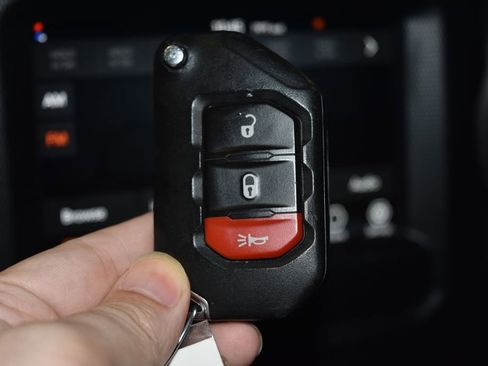 Used 2023 Jeep Gladiator Sport image 17