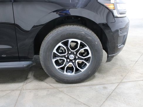 Used 2024 Ford Expedition XLT image 40