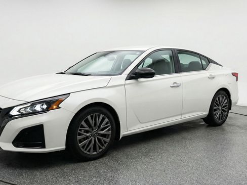 Used 2025 Nissan Altima 2.5 SV image 3