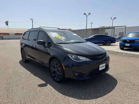 Used 2019 Chrysler Pacifica Touring-L w/ S Appearance Package FWD image 5