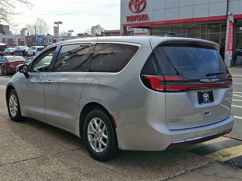 Used 2023 Chrysler Pacifica Touring-L image 4