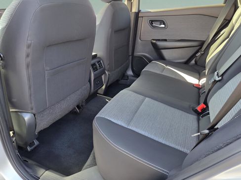 Used 2022 Nissan Rogue SV image 10