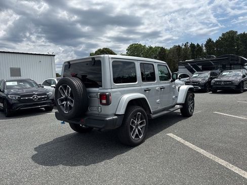 Used 2024 Jeep Wrangler Unlimited w/ Convenience Group AWD/4WD image 4