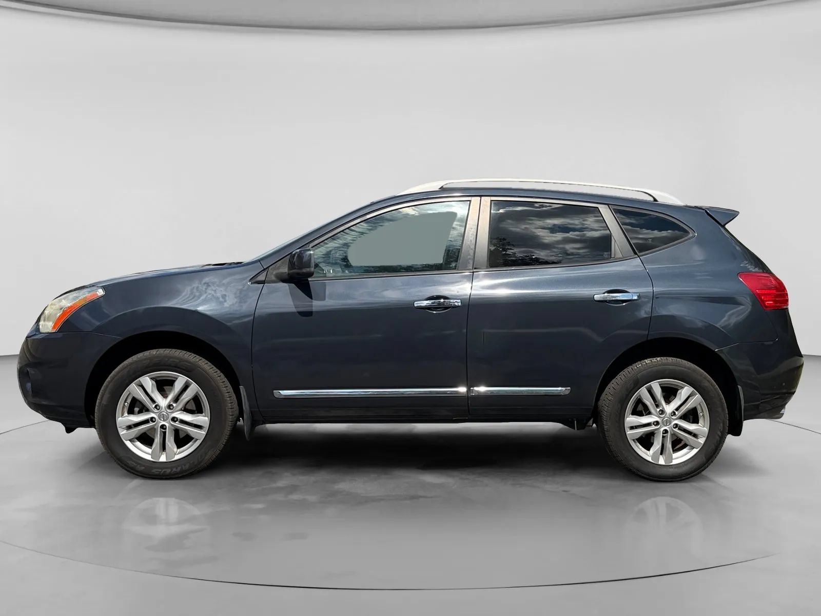 Used 2013 Nissan Rogue SV FWD image 2