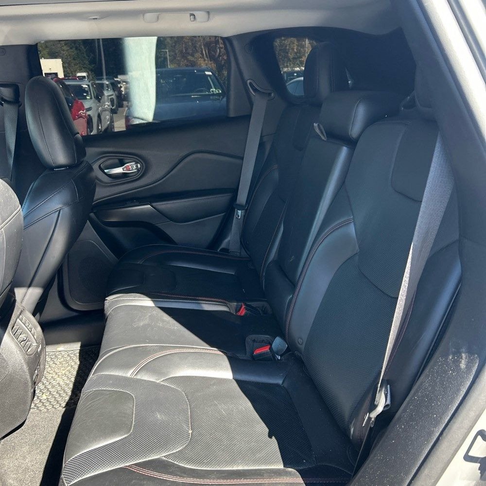 Used 2019 Jeep Cherokee Trailhawk AWD/4WD image 13