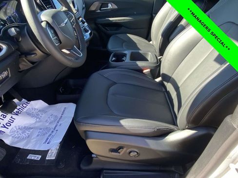 New 2026 Chrysler Pacifica Select image 11