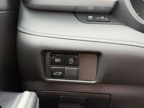Used 2023 Toyota Highlander LE FWD image 28