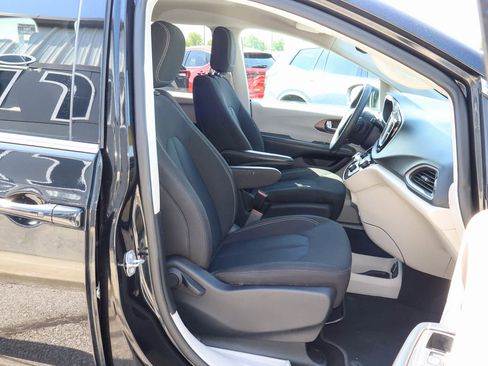 Used 2023 Chrysler Voyager LX FWD image 25