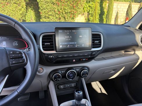 Used 2025 Hyundai Venue SEL image 17