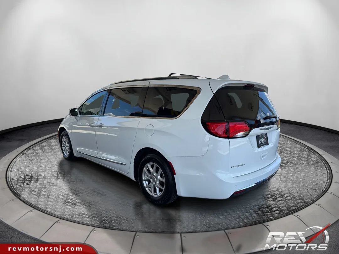 Used 2020 Chrysler Pacifica Touring-L FWD image 3