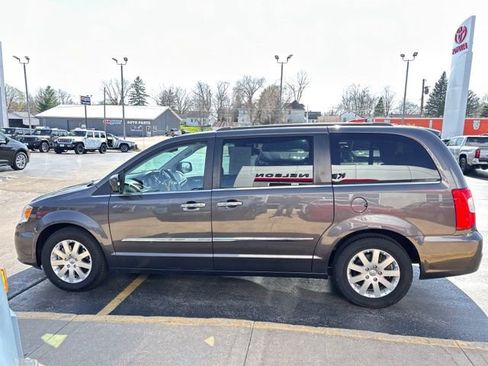 Used 2015 Chrysler Town & Country Touring w/ Driver Convenience Group image 6