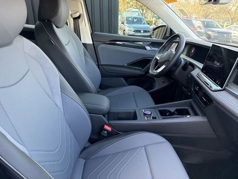 Used 2025 Volkswagen Tiguan SE image 11