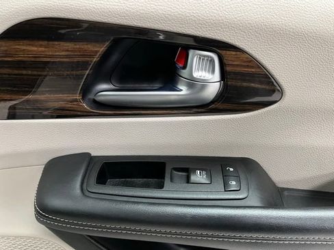 Used 2023 Chrysler Pacifica Limited FWD image 54