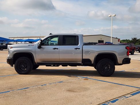 Used 2025 Chevrolet Silverado 2500 ZR2 AWD/4WD image 3
