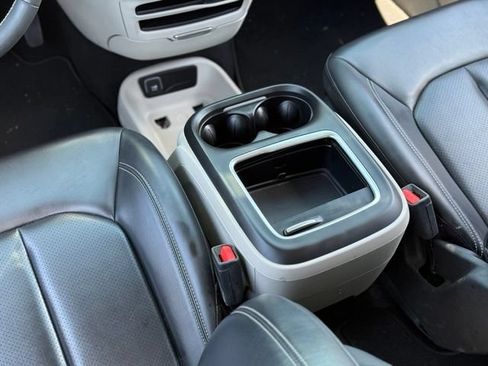 Used 2023 Chrysler Pacifica Touring-L FWD image 29