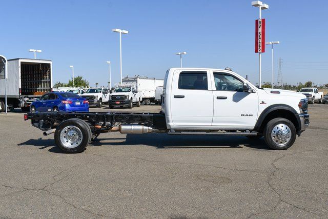Used 2022 RAM 5500 Tradesman w/ Chrome Appearance Group RWD image 9