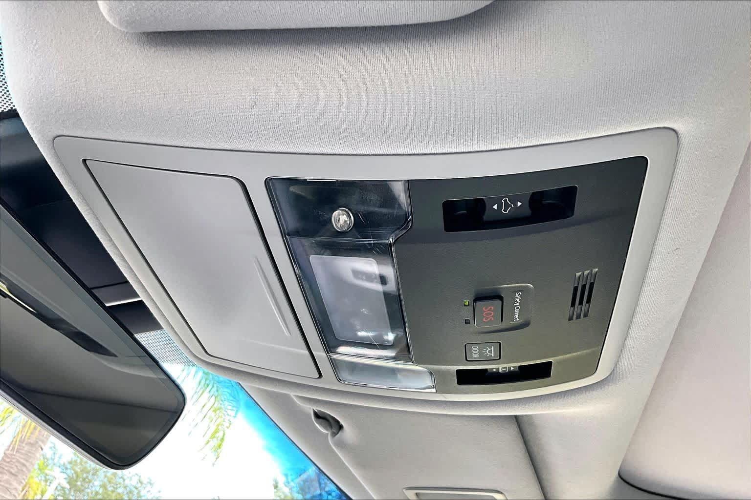 Used 2018 Lexus RX 450h AWD w/ Premium Package image 32