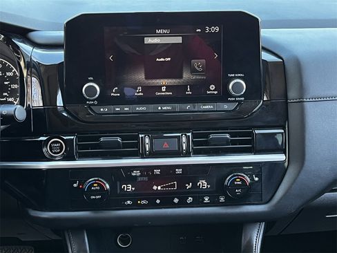 Used 2024 Nissan Pathfinder SV w/ SV Premium Package image 15