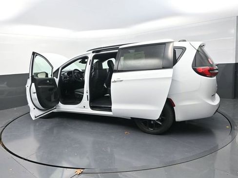 New 2026 Chrysler Pacifica Select w/ S Appearance Package image 30