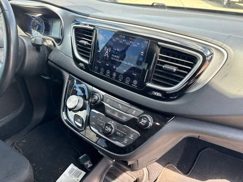 Used 2018 Chrysler Pacifica Touring Plus w/ S Appearance Package FWD image 7