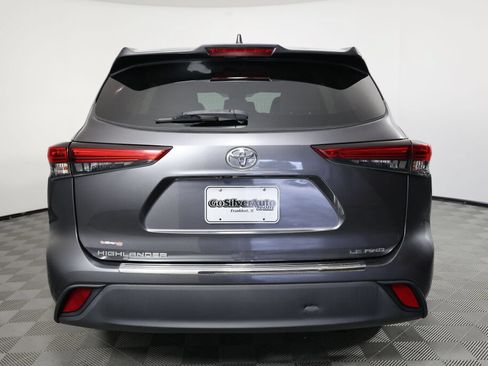 Used 2020 Toyota Highlander LE AWD/4WD image 3