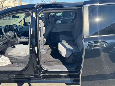 Used 2024 Toyota Sienna LE image 15