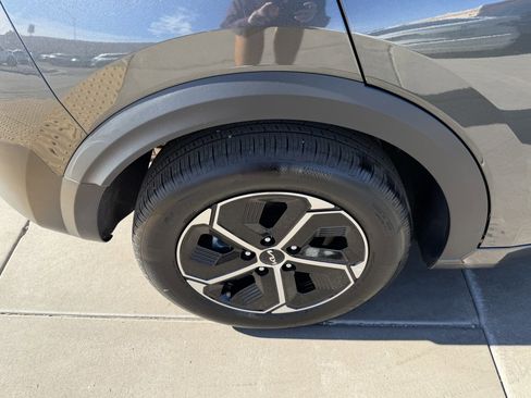 Used 2025 Kia Niro EX image 15