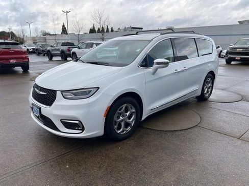 Used 2022 Chrysler Pacifica Limited image 3