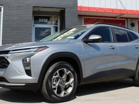 Used 2025 Chevrolet Trax LT w/ LT Convenience Package FWD image 9
