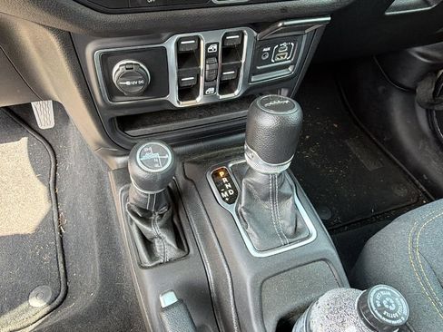 Used 2025 Jeep Gladiator Sport image 30