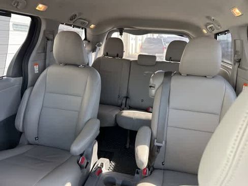 Used 2020 Toyota Sienna LE image 5