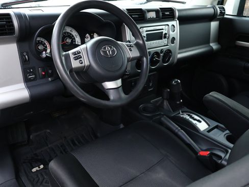 Used 2011 Toyota FJ Cruiser 4WD w/ Convenience Pkg image 2