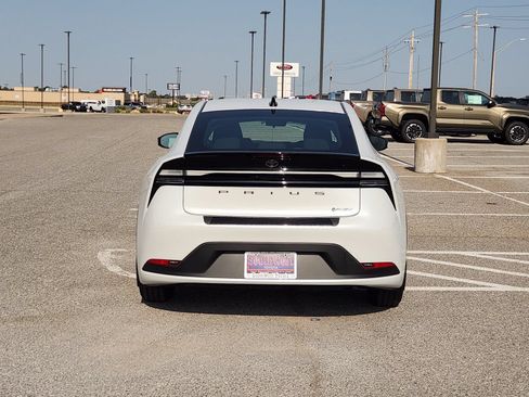 New 2026 Toyota Prius Plug-In Hybrid FWD image 8
