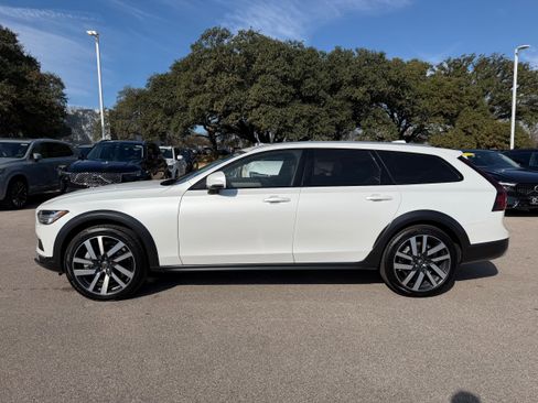 Used 2025 Volvo V90 B6 Cross Country Plus w/ Protection Package Premier image 3